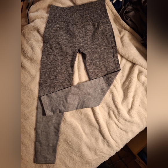 *Like New* Women's Lululemon Grey Ombre Balance & Resist Leggings - Picture 4 of 6